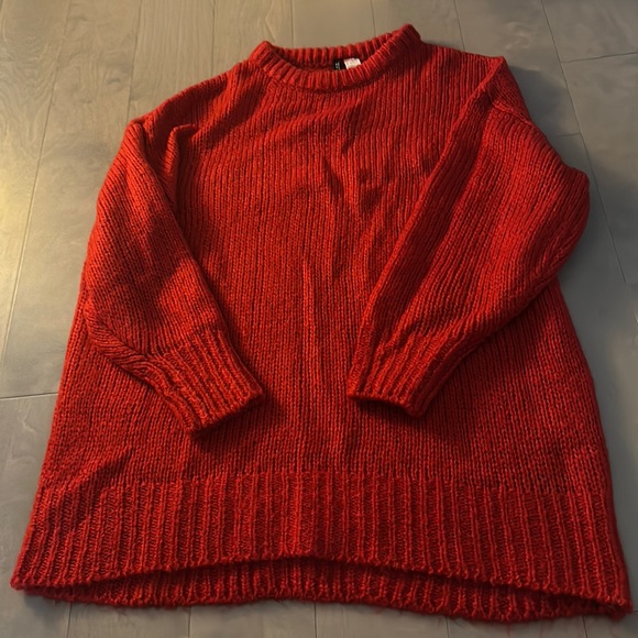 BNWOT h & m red sweater longer length size large - Picture 1 of 4